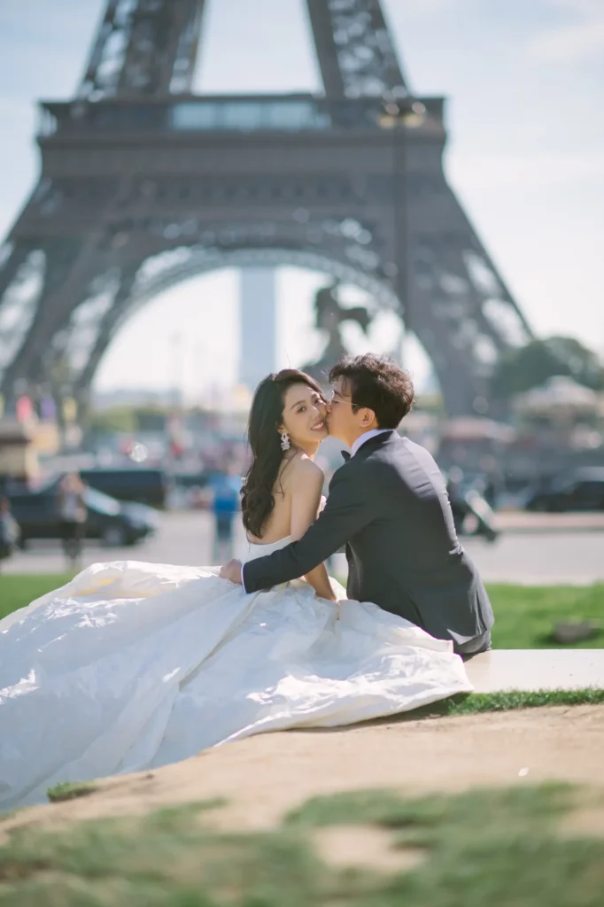 Pruut ja peigmees embamas Eiffeli torni ees