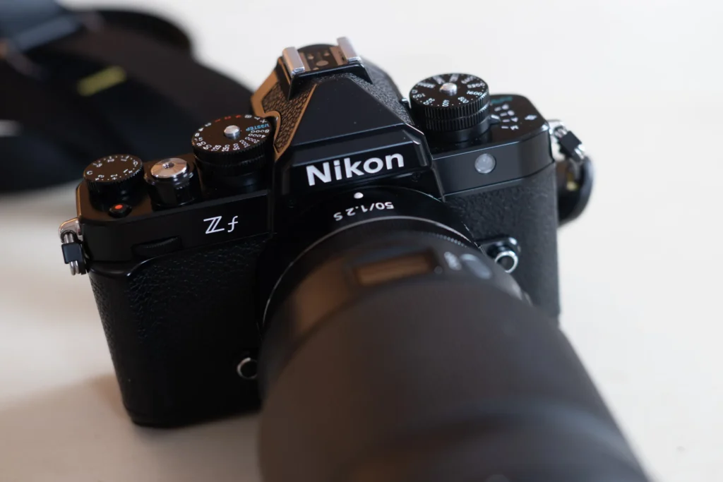 Nikon Z f kaamera kere koos NIKKOR Z 50mm f/1.2 S objetkiiviga