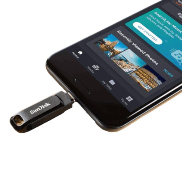 Sandisk Ultra Dual Drive on sisestatud nutitelefoni