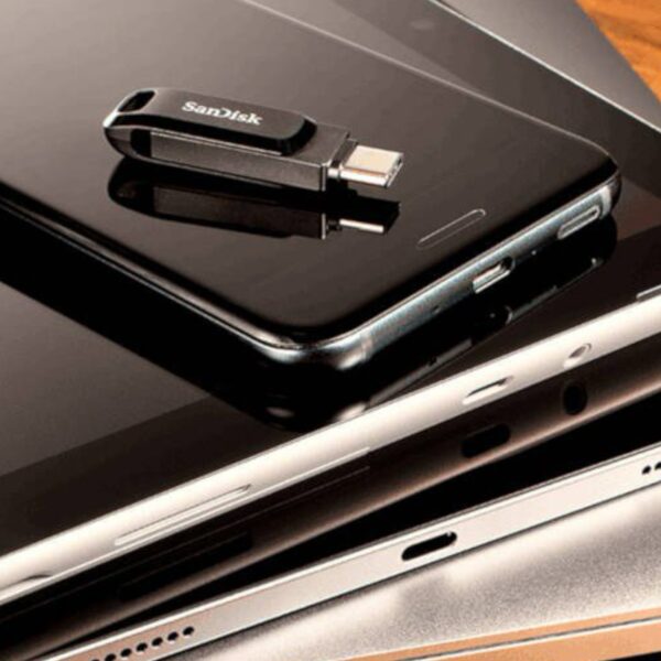 Sandisk Ultra Dual Drive on asetatud sülearvuti, tahvlearvuti, telefoni otsa