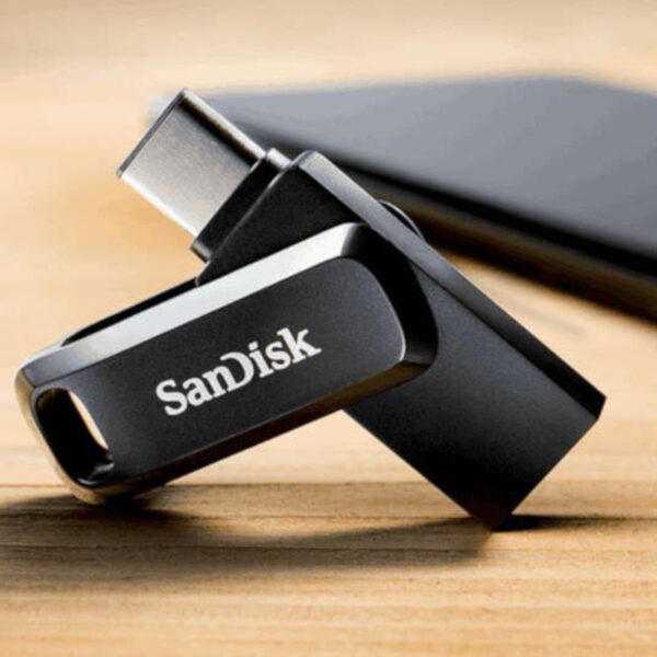 Sandisk Ultra Dual Drive on pandud lauale toetuma