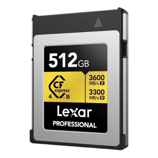 Toode on pildil pisut viltu, et vaataja näeks ka mälukaard külge. Ristküliku kujuga, must-hõbe värvi, mille keskosas on toodet tutvustav silt 512GB Lexar CFexpress 4 Pro mälukaart