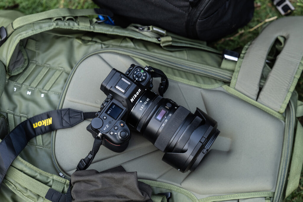  Nikon Z6III täiskaader hübriidkaamera koos NIKKOR Z 24–70mm f/2.8 S objektiiviga rohelisel fotokotil.