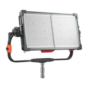 Külg-eestvaade Godox KNOWLED P1200R Hard Pro RGB veekindlast paneelvalgustist, LED-id väljalülitatud.