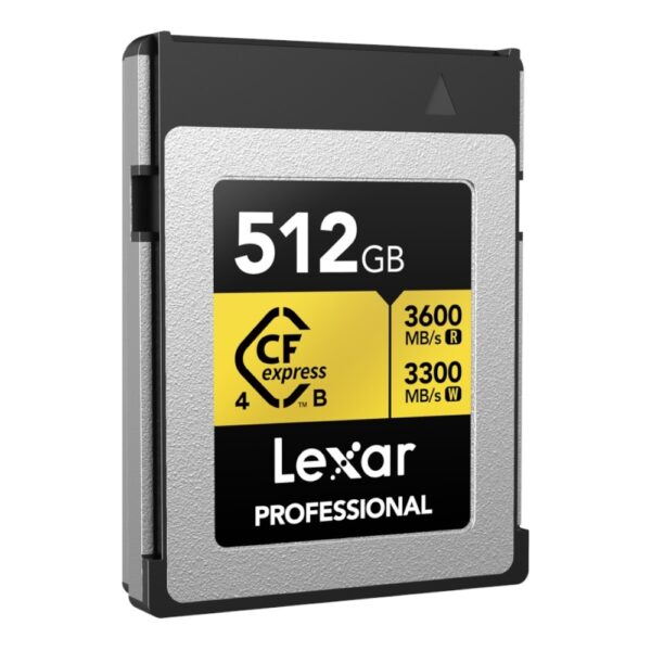 Toode on pildil pisut viltu, et vaataja näeks ka mälukaard külge. Ristküliku kujuga, must-hõbe värvi, mille keskosas on toodet tutvustav silt 512GB Lexar CFexpress 4 Pro mälukaart