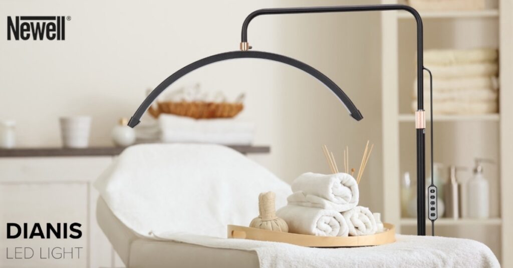 Iluteenindaja LED valgusti must Newell Dianis on paigutatud iluteenindaja töökohale