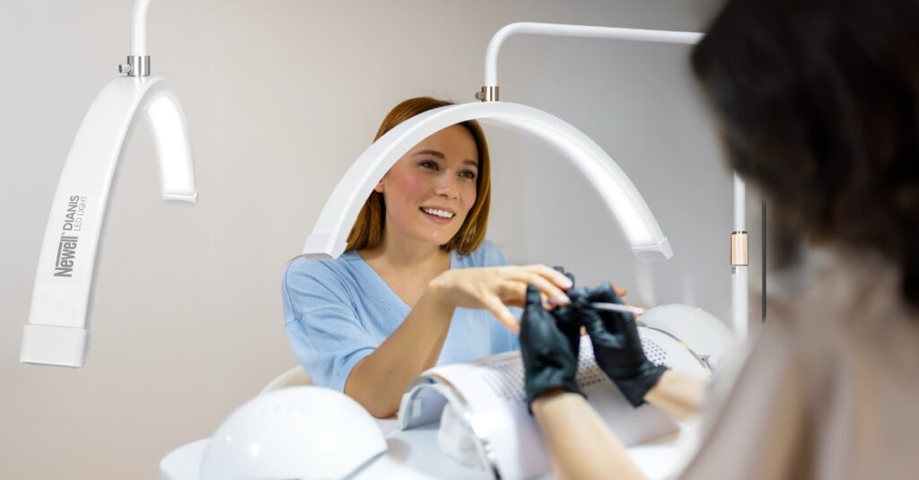 Iluteenindaja teenindab klienti. Newell Dianis LED valgusti