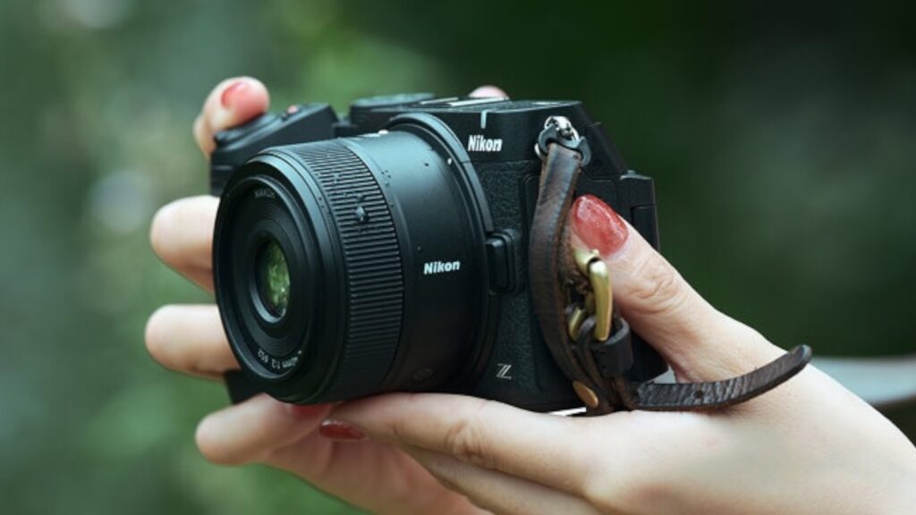 Nikon Z5IIc kaamera on neiu käes