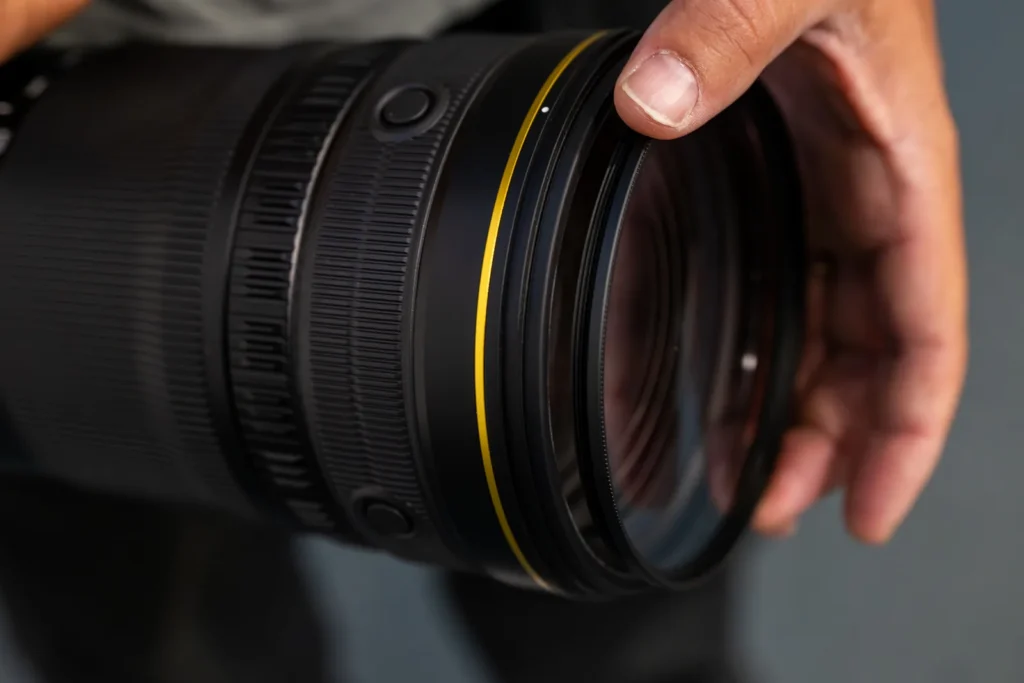 Käsi NIKKOR Z 120-300mm f/2.8 TC objektiivi juhtrõngal