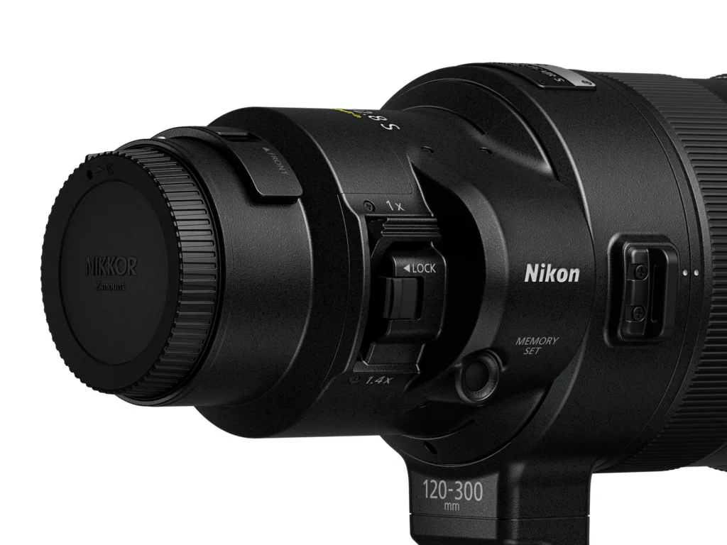 NIKKOR Z 120-300mm f/2.8 TC sisseehitatud telekonverteri hoob objektiivi küljel