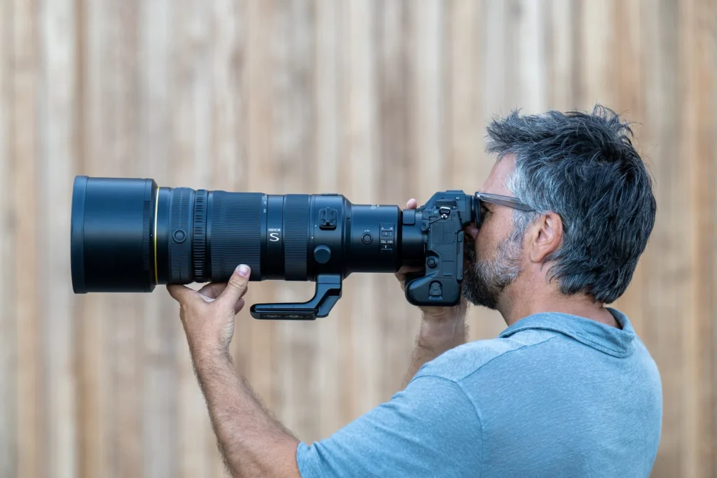 Fotograaf pildistab käest Nikon Z 120-300mm f/2.8 objektiiviga