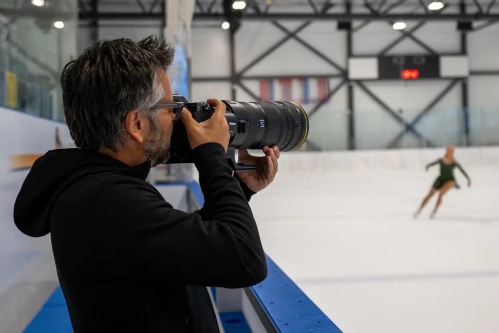 Spordifotograaf pildistab iluuisutajat NIKKOR Z 120-300mm f/2.8 TC objektiiviga