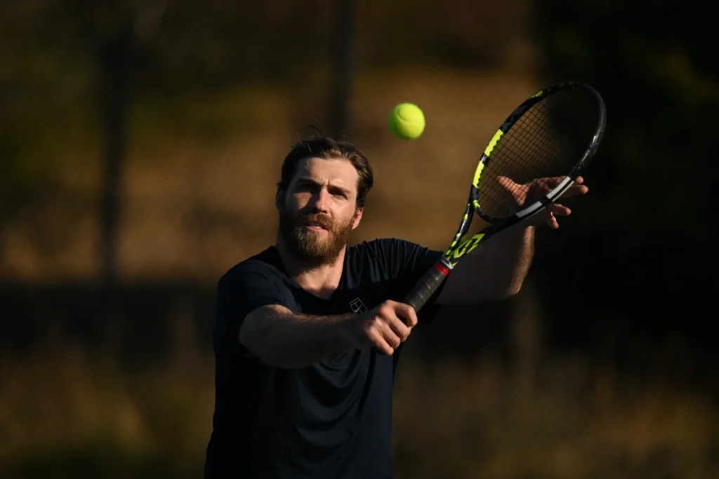 Tennisist hämaras valguses, Nikon 120-300mm telekonverteriga spordifoto