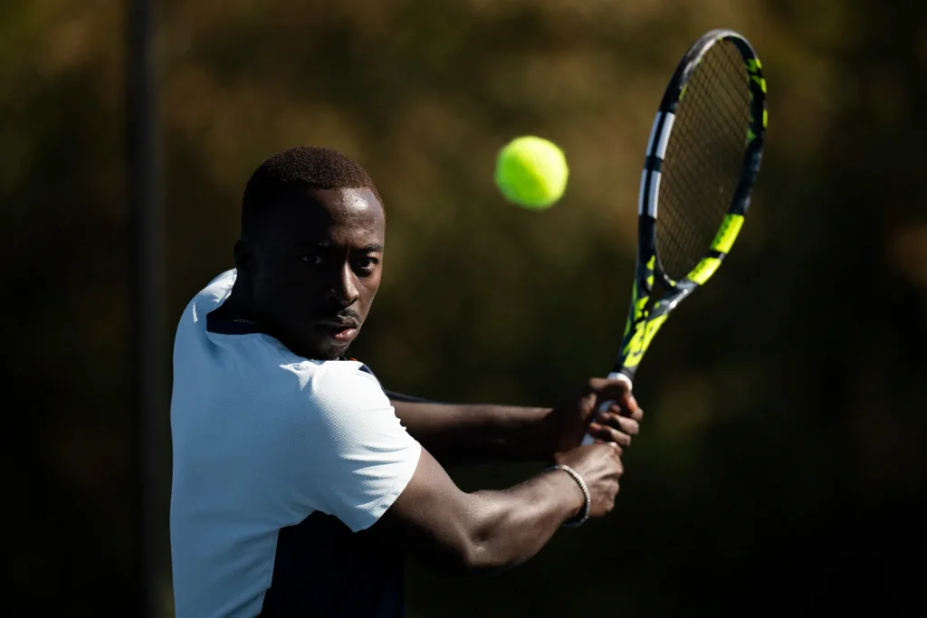 Tennisist lööb palli, spordifoto NIKKOR Z 120-300mm f/2.8 TC objektiiviga