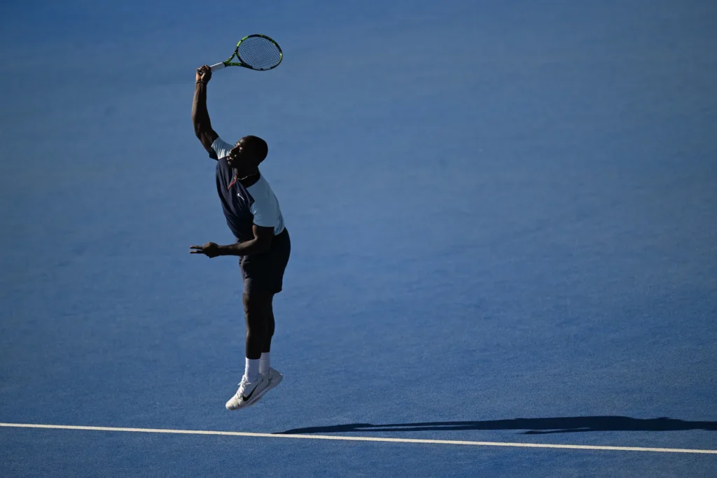 Tennisist servib sinisel väljakul, NIKKOR Z 120-300mm f/2.8 TC pildikvaliteet