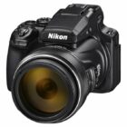 Nikoni kaamera COOLPIX P1100 on musta värvi. Tema esiküljel on suur 82mm läbimõõduga objektiiv. Kaamera ülemisel küljel on sisseehitatud nupp. Kaamera käepidemel on päästik pildistamiseks.