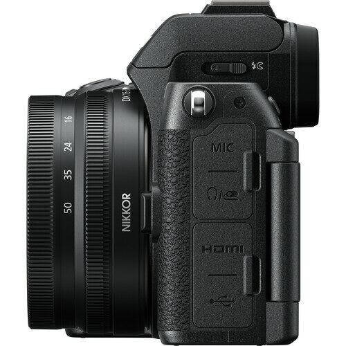Nikon Z50 II kere – külgvaade, näidates HDMI, mikrofonisisendi ja USB-C porte.