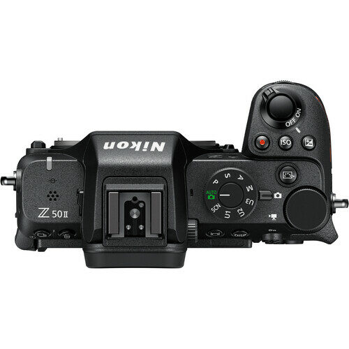 Nikon Z50 II kere – ülaltvaade, näidates juhtnuppe ja valikuketast.