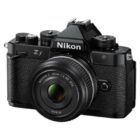Nikon Z f täiskaader hübriidkaamera koos NIKKOR Z 40mm f/2 SE objektiiviga, klassikalise musta korpuse ja manuaalsete juhtnuppudega