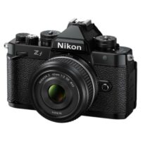 Nikon Z f täiskaader hübriidkaamera koos NIKKOR Z 40mm f/2 SE objektiiviga, klassikalise musta korpuse ja manuaalsete juhtnuppudega