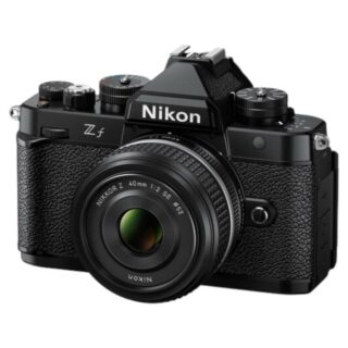 Nikon Z f täiskaader hübriidkaamera koos NIKKOR Z 40mm f/2 SE objektiiviga, klassikalise musta korpuse ja manuaalsete juhtnuppudega