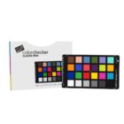 Calibrite ColorChecker Classic Mini pakub professionaalsele fotograafile ja videograafile võimalust saavutada usaldusväärne värviedastus olenemata valgusoludest. Mini‑formaadis (63,5 × 109 mm) kaardil asetseb 24 teaduslikult valitud värviruutu, mis modelleerivad nahatoone, taimestikku, sinist taevalaotust ning neutraalseid ja eredaid toone. Need ruudud peegeldavad valgust ühtemoodi kogu nähtavas spektris, tagades täpse värviedastuse stuudios ja väljas.