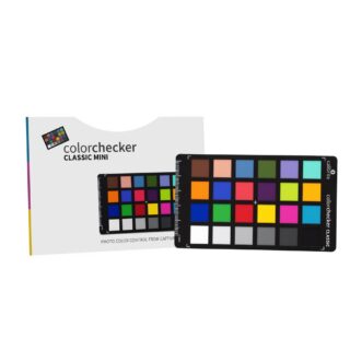 Calibrite ColorChecker Classic Mini pakub professionaalsele fotograafile ja videograafile võimalust saavutada usaldusväärne värviedastus olenemata valgusoludest. Mini‑formaadis (63,5 × 109 mm) kaardil asetseb 24 teaduslikult valitud värviruutu, mis modelleerivad nahatoone, taimestikku, sinist taevalaotust ning neutraalseid ja eredaid toone. Need ruudud peegeldavad valgust ühtemoodi kogu nähtavas spektris, tagades täpse värviedastuse stuudios ja väljas.
