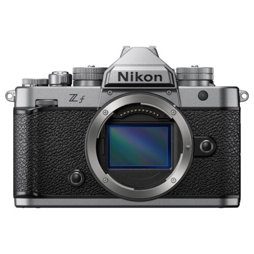 Nikon Zf hübriidkaamera, mis on hõbedase ja musta värvi kombinatsiooni. Hetkel on pildil eest vaade. Näha on ka kaamera sensor.