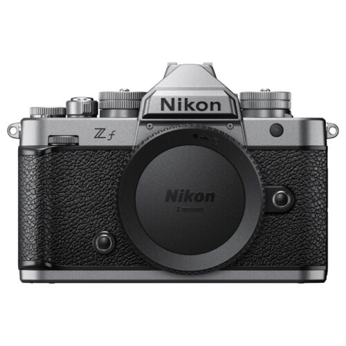 Nikon Zf kaamera must/hõbe värvitoonides. Hetkel on pildil eest vaade.
