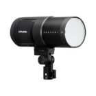Profoto B30 eest vaade. Tegu on ümara pikliku musta tootega. Eesmises otsas on välk, mille ees on piimjas klaas.