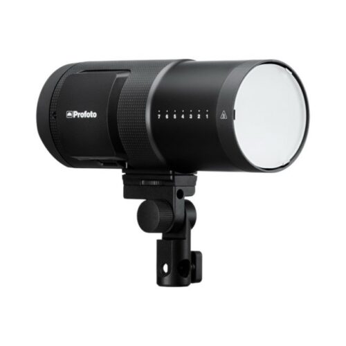 Profoto B30 eest vaade. Tegu on ümara pikliku musta tootega. Eesmises otsas on välk, mille ees on piimjas klaas.