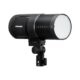Profoto B30 eest vaade. Tegu on ümara pikliku musta tootega. Eesmises otsas on välk, mille ees on piimjas klaas.
