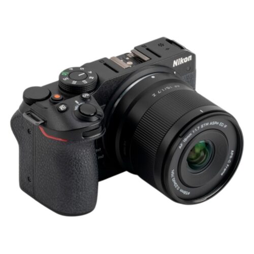 Viltrox AF 15mm f/1.7 lainurk objektiiv Nikon Z (poolkaader) kaamera ees.