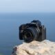 Nikon Z kaamera koos Viltrox AF 15mm f/1.7 objektiiviga kaljuniki peal. Taustaks sinine ookean.