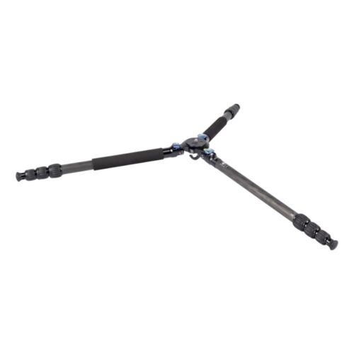 Sirui R-2214X Carbon Tripod kolm jalga on täiesti lahti avatud ja jalad katavad täies ulatuses maapinda. Ehk pildil on näha statiivi madalaim kõrgus.