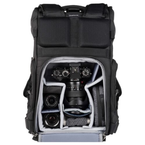 ThinkTank FocusPoint 22L I Hybrid RollTop Backpack – tagant vaada ja avatud on ava, mille kaudu pääseb ligi fototehnikale. Kotis on näha fototehnikat.