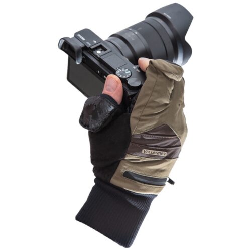 Kindad-käes-hoiab-kaamerat-VALLERRET-Markhof-Pro-V3-Photography-Glove-Olive-Green