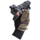 Kindad-käes-hoiab-kaamerat-VALLERRET-Markhof-Pro-V3-Photography-Glove-Olive-Green