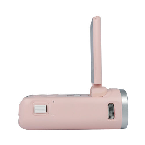 YASHICA Hello Kitty DigiPocket Camcorder külgvaade avatava ekraaniga.