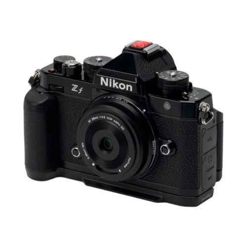 Viltrox AF 28mm f/4.5 Nikon Zf kaamera ette kinnitatud