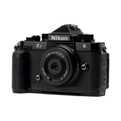 Viltrox AF 28mm f/4.5 Nikon Zf kaamera ette kinnitatud