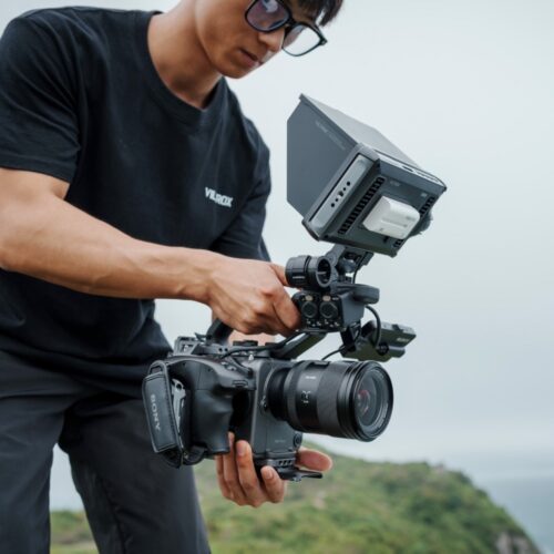 Viltrox DC-A1 7" Super Bright Monitor – inimene tööd tegemas tootega kalju serval