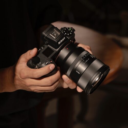 Viltrox AF 85mm F/1.4 Pro Nikon Z kaameraga inimese peos