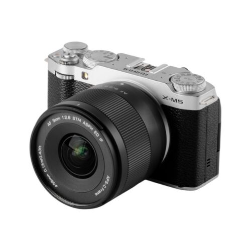 Viltrox AF Air 9mm F/2.8 XF objektiiv kaamera ees