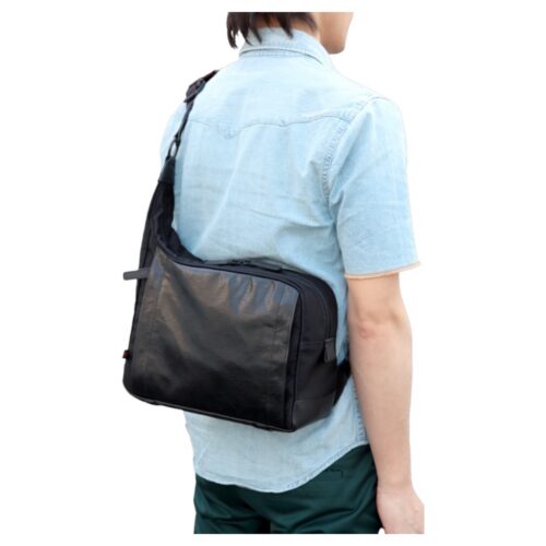 Artisan & Artist RR4 05C kaamera Sling kott nahast - mehel üle õla tagant vaates