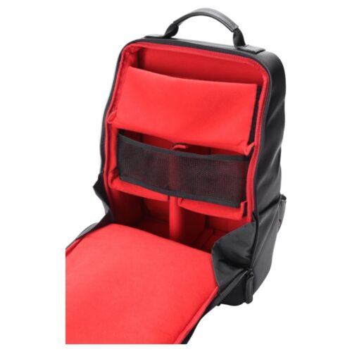 Artisan & Artist RR4-06C nahast paneeliga seljakoti sisu on punast värvi