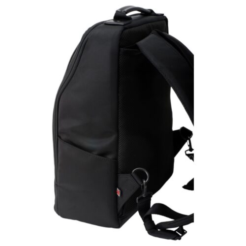 Artisan & Artist RR4-06C nahast paneeliga seljakott küljelt vaates