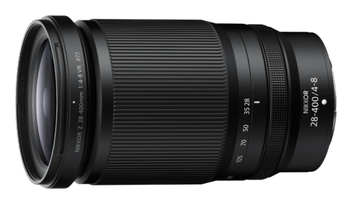 Stiilne diagonaalne tootefoto, mis näitab objektiivi esiläätsi, korpust ja suumirõngast modernses perspektiivis.