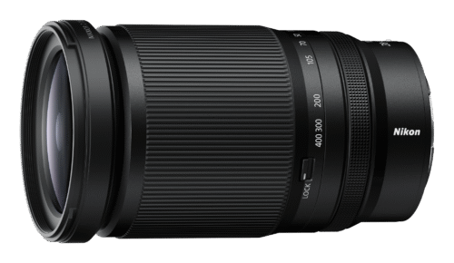 Nikon Z 28-400mm f/4-8 VR objektiiv diagonaalses vaates.