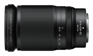 Nikon Z 28-400mm f/4-8 VR objektiivi külgvaade neutraalasendis.